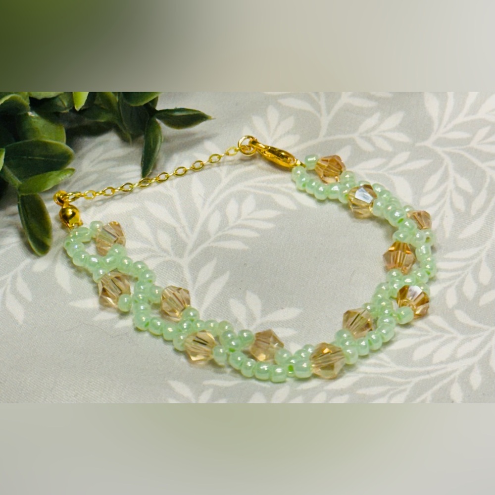 Elegant Green and Gold Beaded Bracelet